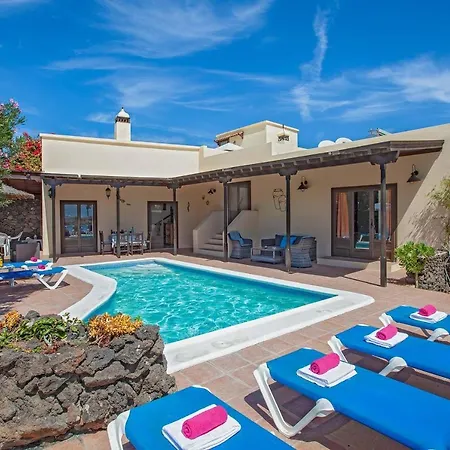 Villa Puerto Del Carmen Sleeps 8 Air Con Wifi *